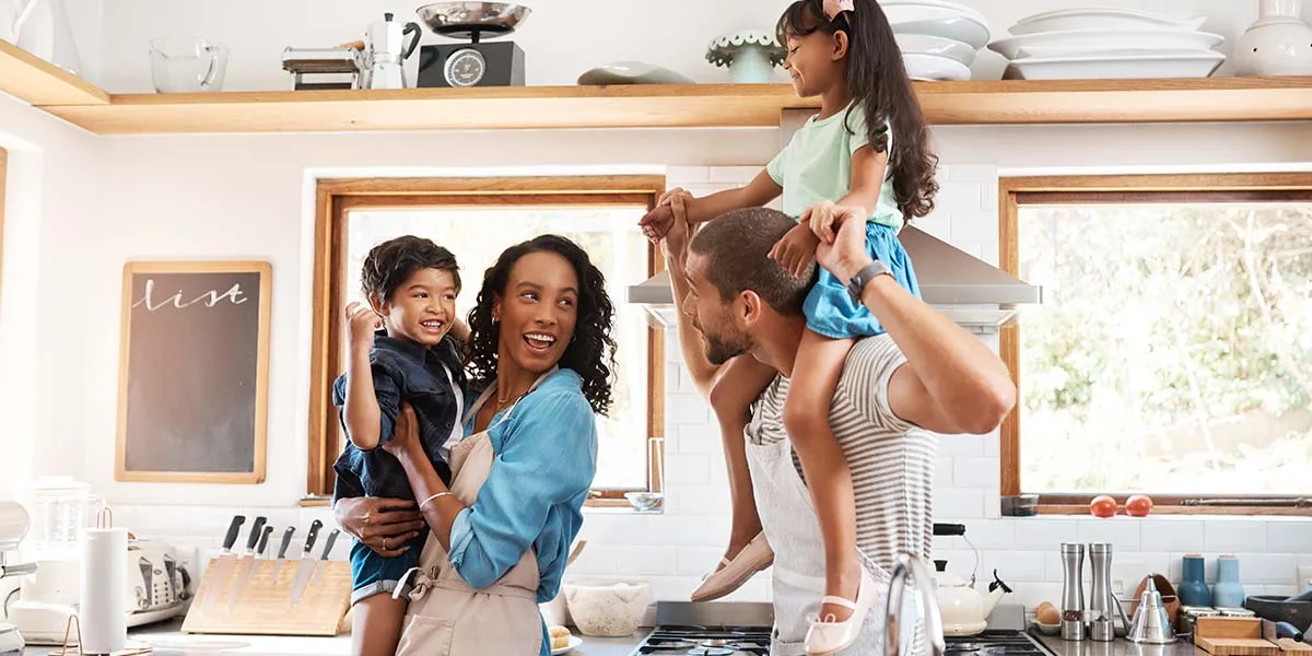 Une famille heureuse dans la cuisine.