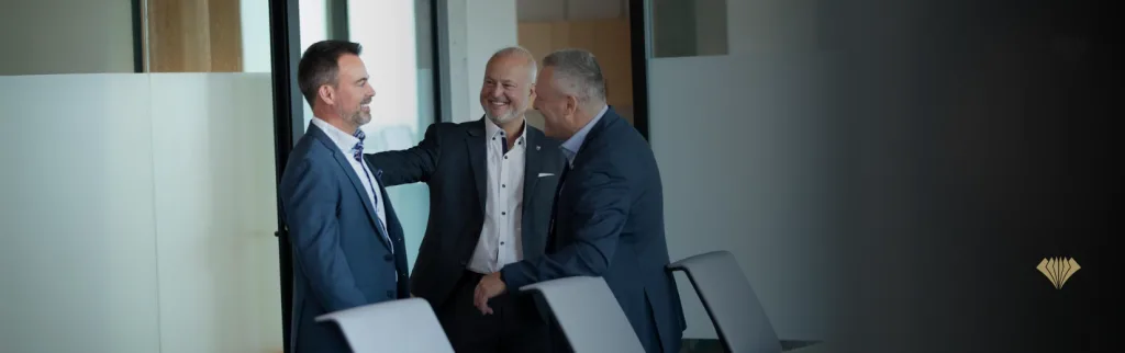Des personnes heureuses associées dans une salle de conférence.